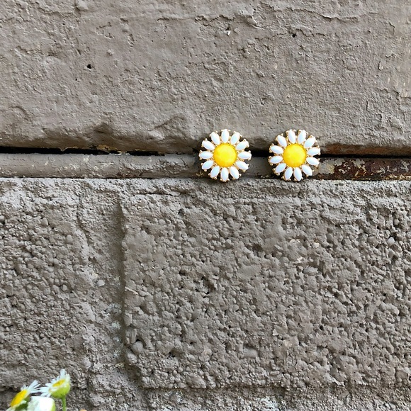 NWT Daisy Flower Stud Fashion Earrings - Picture 4 of 7